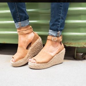 Tan Scalloped Wedges